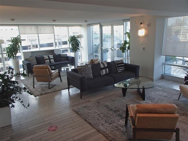 Building Photo - 300 Bowie St