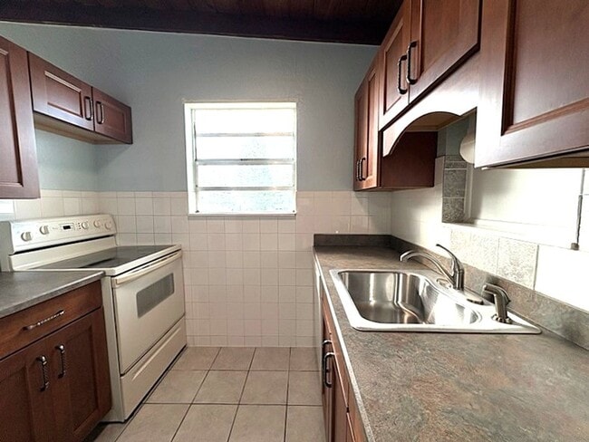 Building Photo - Beachside Bungalow in Ormond Beach!