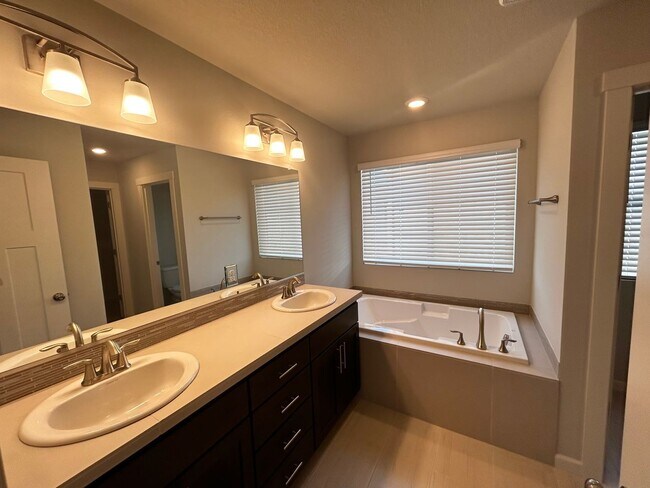 Building Photo - New 4 Bedroom North Plains Home!!!
