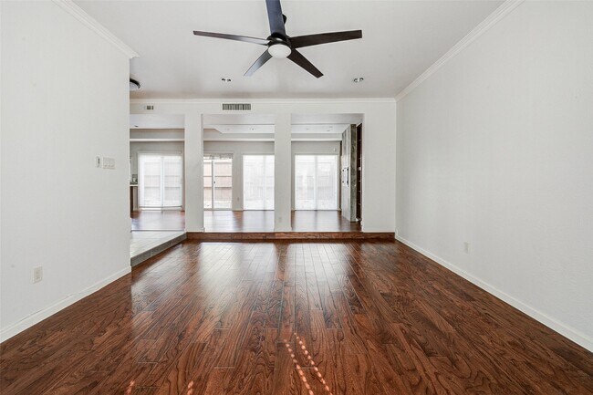 Building Photo - 201 Vanderpool Ln