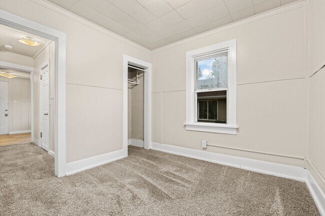Building Photo - 3 Bedroom 1 Bath 2 Stall Detached Garage