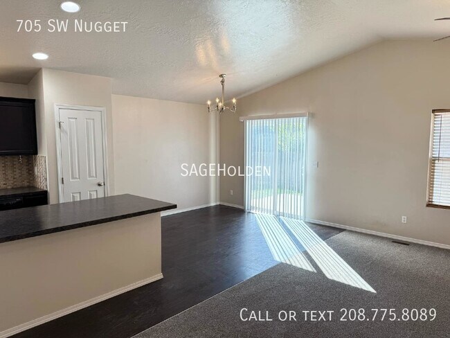 Building Photo - 705 SW Nugget-
