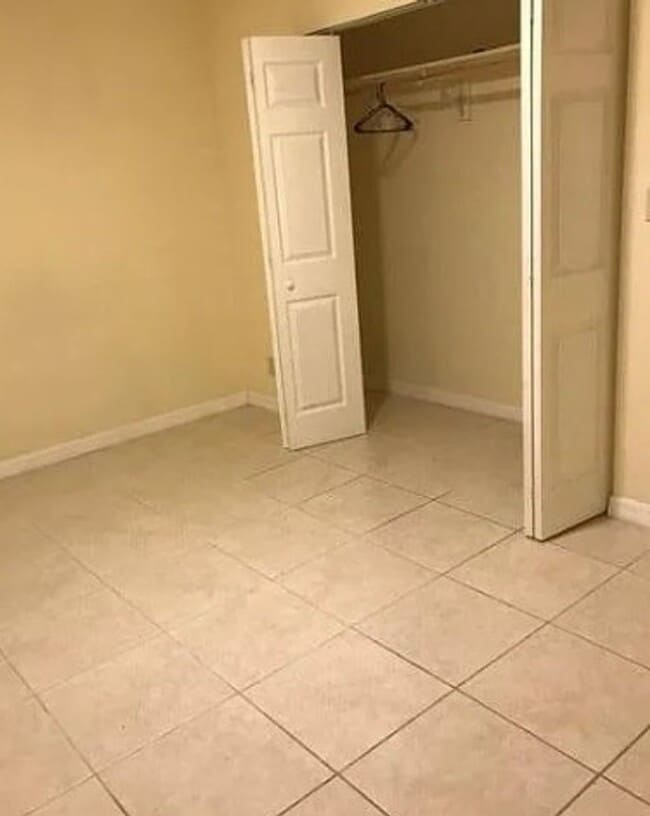 Building Photo - 2 bed 1 bath with 900 sf. Great location b...