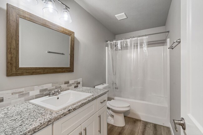 Building Photo - Gorgeous Three Bedroom/Two Bathroom