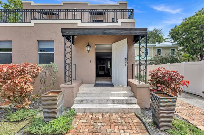 Building Photo - 200 NE 16th Ave