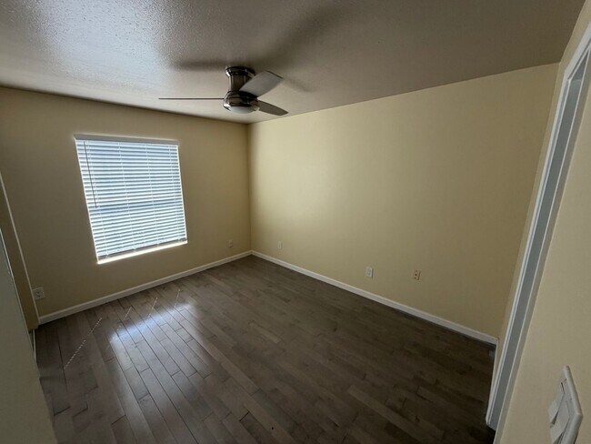 Building Photo - 310 Settlers Park Dr