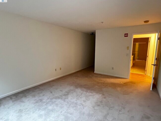 Building Photo - 650 Chestnut St