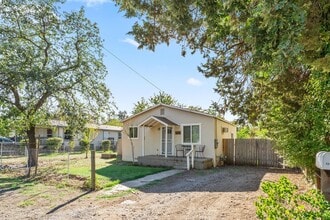 Building Photo - Fully Updated 2/1-Directly Across From 20th St Park