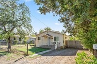 Building Photo - Fully Updated 2/1-Directly Across From 20th St Park- Available Now*** One Room Lease take over***