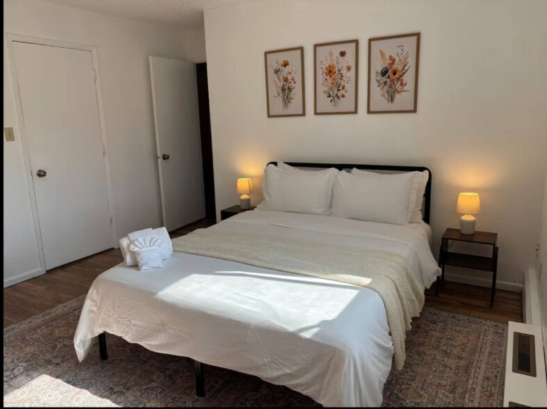 Building Photo - 3520 E 42nd Ave