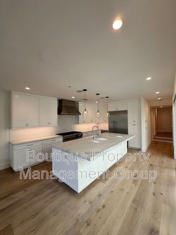 Building Photo - 514 Avocado Ave