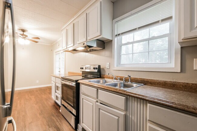 Building Photo - 1165 Wisteria Dr SW