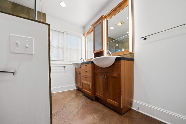 Building Photo - Three bedroom and Two Bathroom home in Portland Heights! Gourmet Kitchen and incredible natural L...