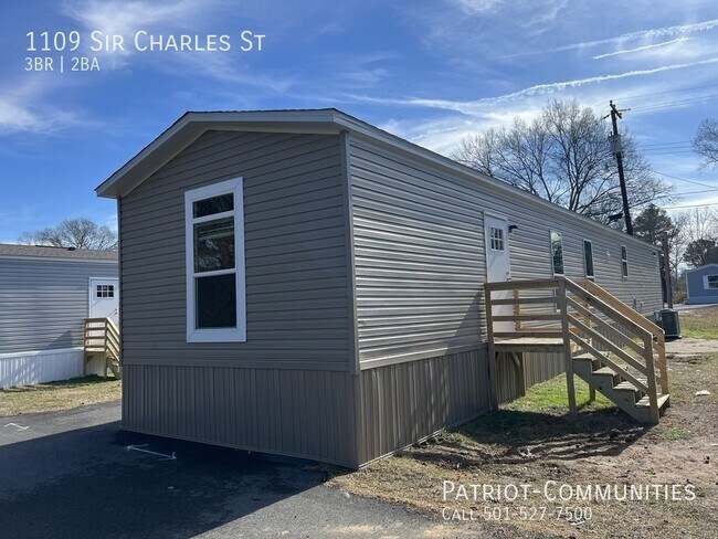 Building Photo - 1109 Sir Charles St