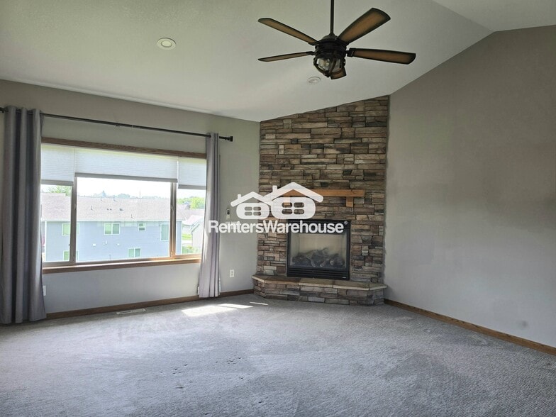 Building Photo - 930 Aspen Cir
