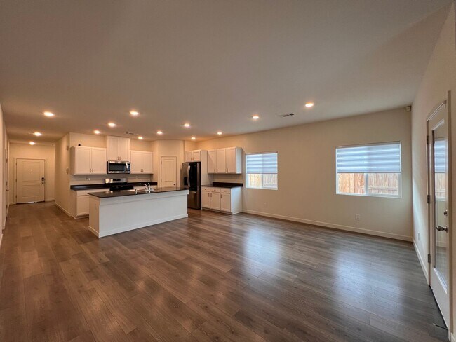 Building Photo - Beautiful newer, 4 Bedroom 2 Bath Home in Fernley