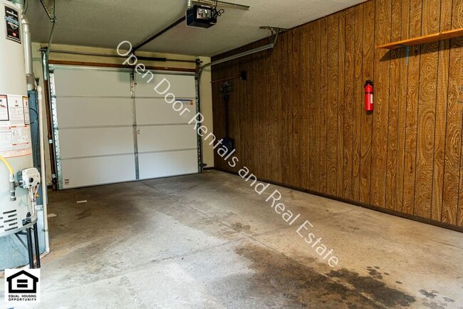 Building Photo - 5020 Vermont Ln