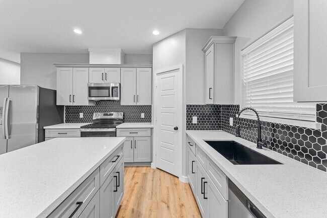 Building Photo - 402 W Stewart St