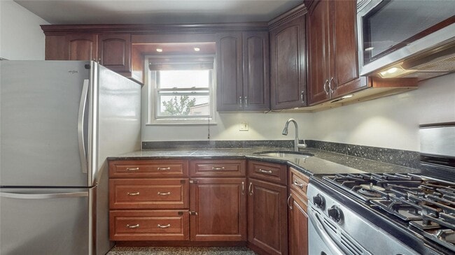 Building Photo - 56-25 Remsen Pl