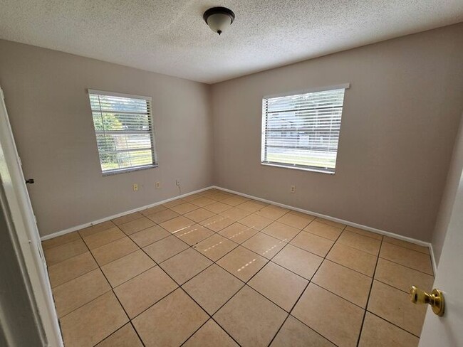 Building Photo - Cozy 2 bedroom/1 bath Duplex