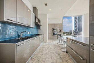 Building Photo - 2727 Kirby Dr