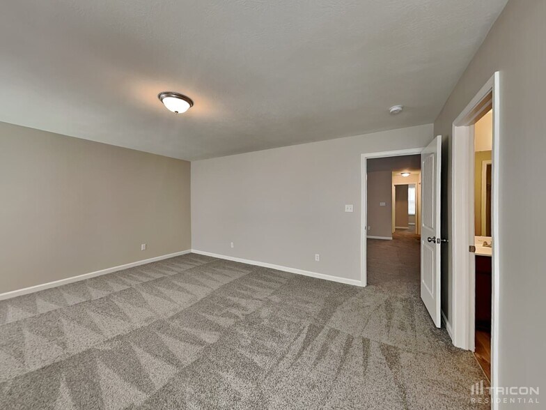 Building Photo - 906 W Clinton St