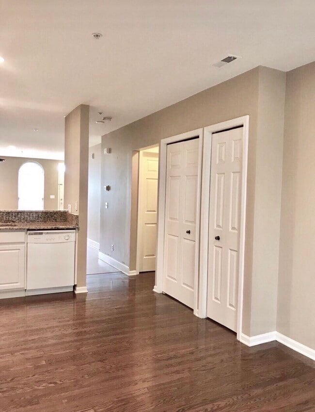 Building Photo - 3035 Camden Dr