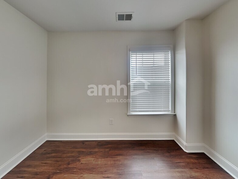 Building Photo - 574 Chantry Ln