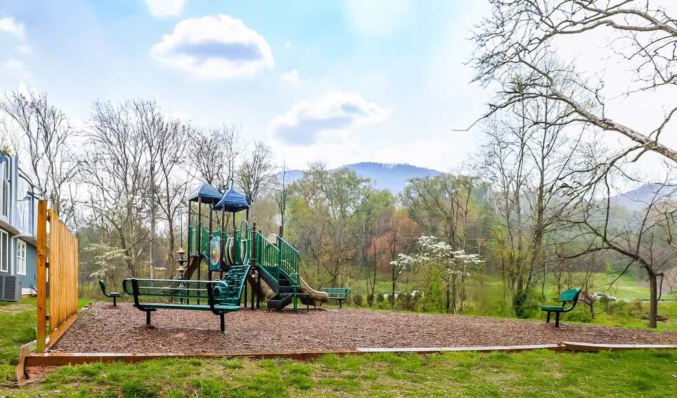 Building Photo - 404 Little Sycamore Ln