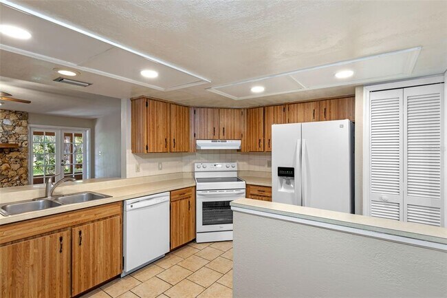 Building Photo - 525 Garden Heights Dr