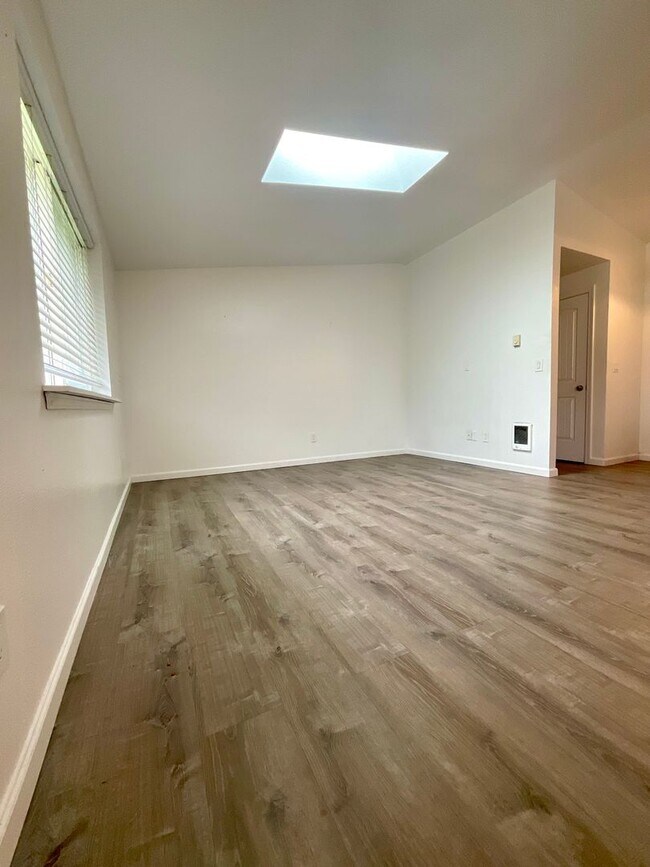 Building Photo - Charming 3 Bedroom Rambler! ~Close to Elementary School~