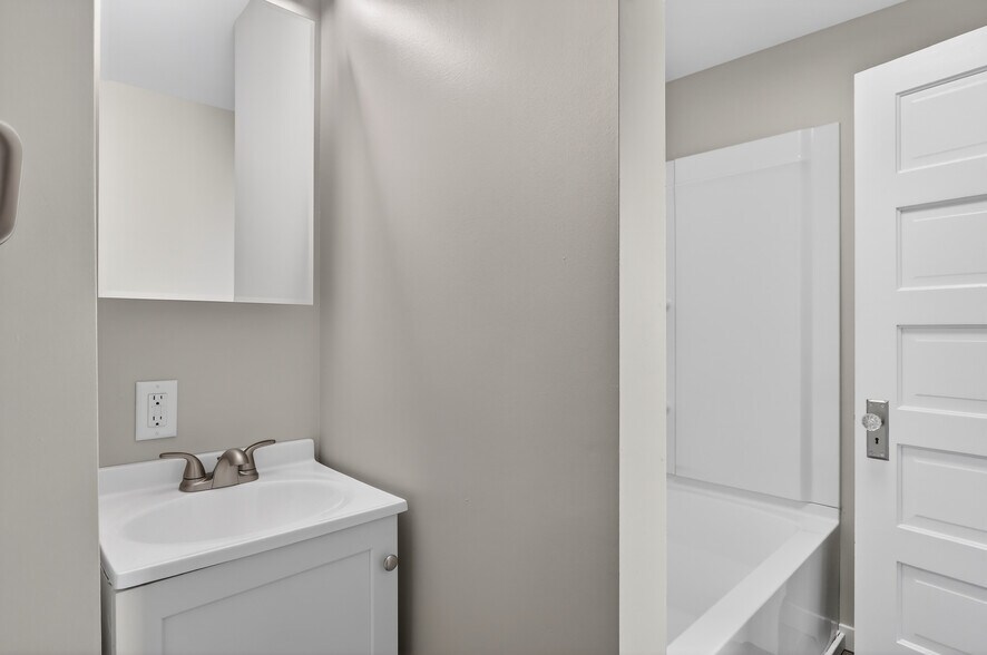 Building Photo - 428 W Delavan Dr