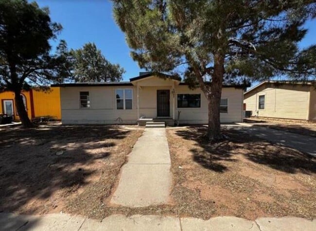 Building Photo - Close to everything