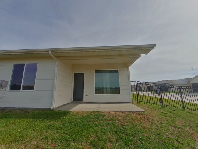 Building Photo - 4-bedroom Wichita Townhome