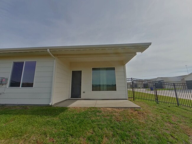 Building Photo - New 4-bedroom Wichita Townhome