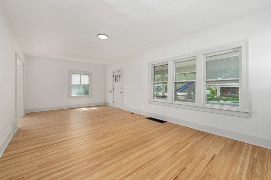 Building Photo - 156 S Estelle St