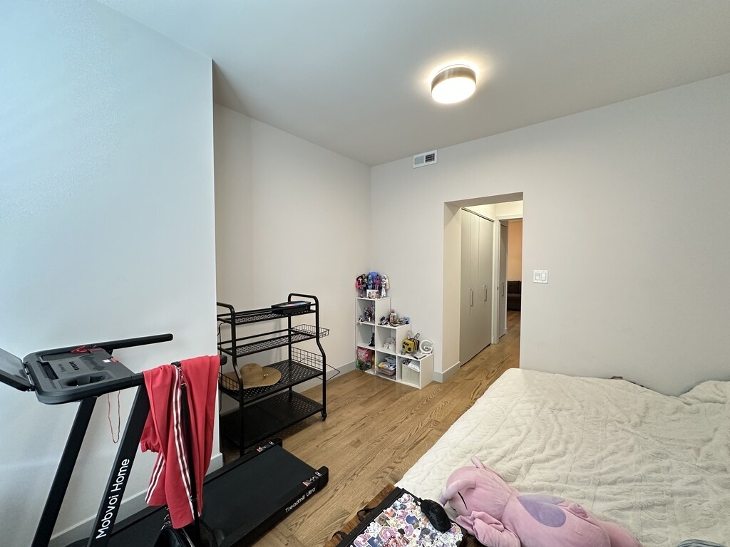 Building Photo - 2437 W Walton St