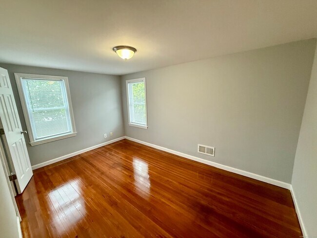 Building Photo - 16 1/2 W Main Street Unit