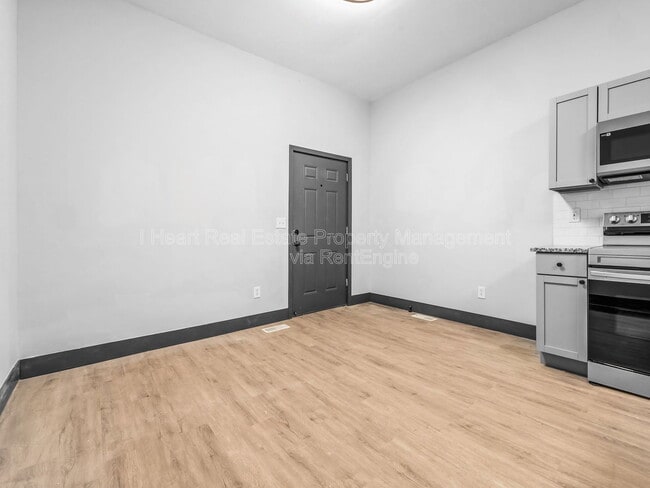 Building Photo - 306 Martin Ave