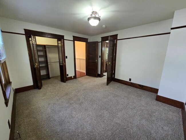 Building Photo - Garland District Home!