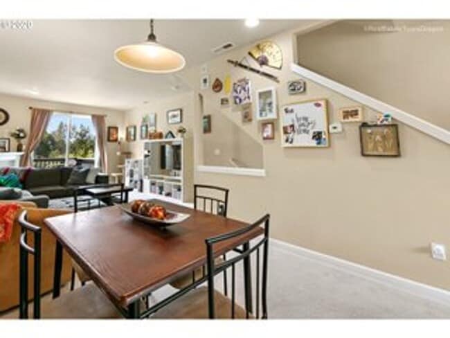 Building Photo - 2 Bedroom Townhome in Gated Fairview Terrace!