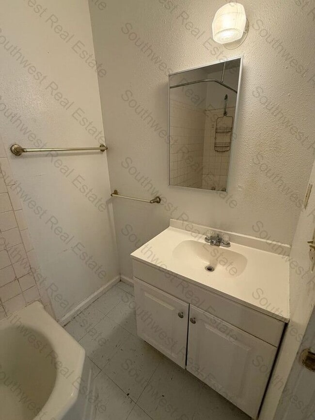 Building Photo - Charming 2 bedroom 1 bath home