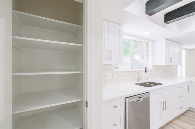 Building Photo - 1311 Sand Stone Dr