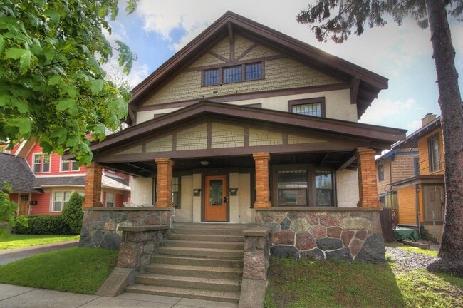 Building Photo - 360 Richard Terrace SE