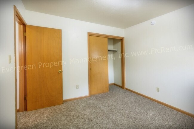 Building Photo - 1004/1006 Cragmore Dr.