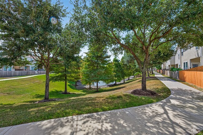 Building Photo - 10021 Hillside Bayou Dr