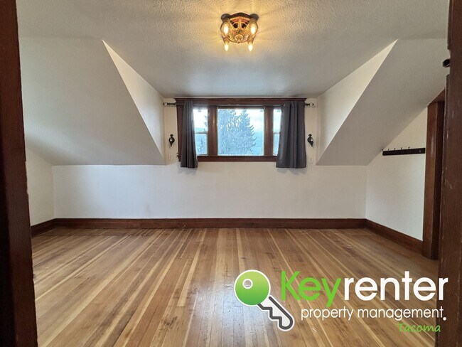 Building Photo - Unique 3-Bedroom Tacoma Home with Fenced Y...