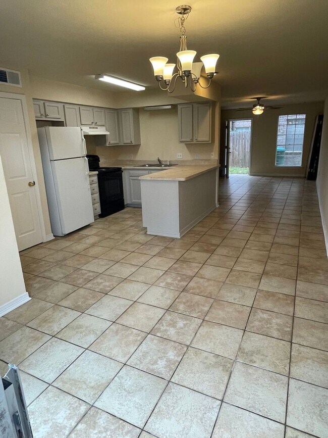 Building Photo - 2BD/1.5BA Unit in Quiet Complex! Both Bedrooms Upstairs w/ Full Bath
