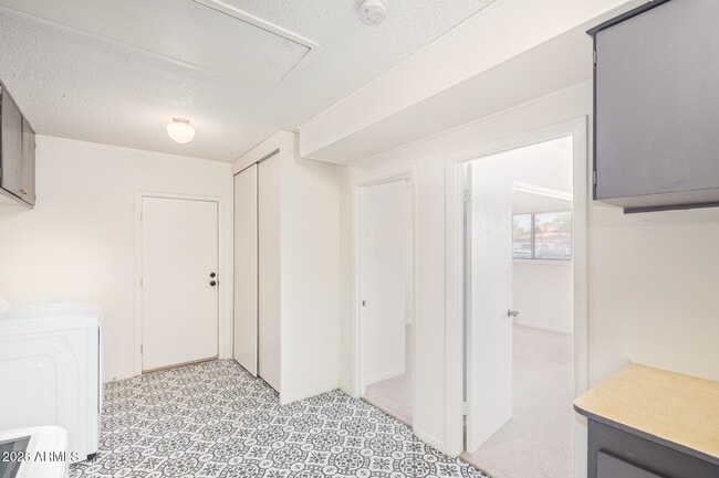 Building Photo - 108 W Balboa Dr