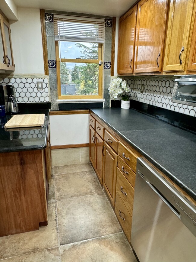 Full kitchen - 30 W Etruria St